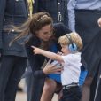 Kate Middleton, duchesse de Cambridge, le prince William, duc de Cambridge, et leur fils, le prince George, assistent au Royal International Air Tattoo à Gloucester le 8 juillet 2016.