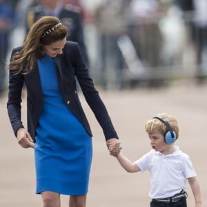 Kate Middleton, duchesse de Cambridge, le prince William, duc de Cambridge, et leur fils, le prince George, assistent au Royal International Air Tattoo à Gloucester le 8 juillet 2016.