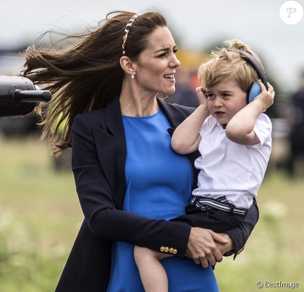 Kate Middleton, Le prince William et leur fils le prince George assistent au Royal International Air Tattoo le 8 juillet 2016. 8th July 2016 Fairford UK Britain's Prince William and Catherine, Duchess of Cambridge take their son Prince George to the Royal International Air Tattoo 2016 at RAF Fairford.08/07/2016 - Gloucester
