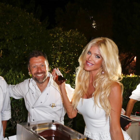 Exclusif - Jean-Marc Negro (chocolat Puyregard) et Victoria Silvstedt - 21ème soirée blanche de Christophe Leroy aux Moulins de Ramatuelle le 8 juillet 2016. Quarante photographies du célèbre David Hamilton sont exposées aux Moulins de Ramatuelle. Elles seront visibles jusqu'au 15 septembre 2016. © Rachid Bellak / Philippe Doignon / LMS / Bestimage