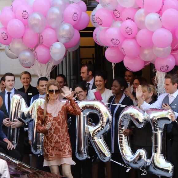 L'hôtel Royal Monceau remercie Céline Dion pour son séjour avec un énorme bouquet de ballons à Paris le 9 juillet 2016.
