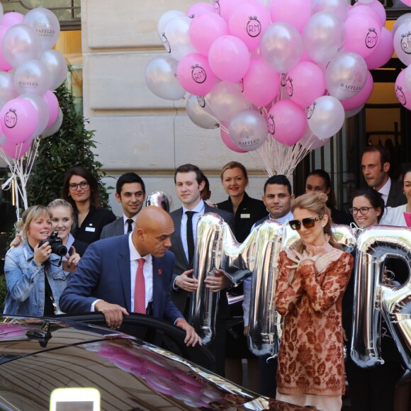 L'hôtel Royal Monceau remercie Céline Dion pour son séjour avec un énorme bouquet de ballons à Paris le 9 juillet 2016.