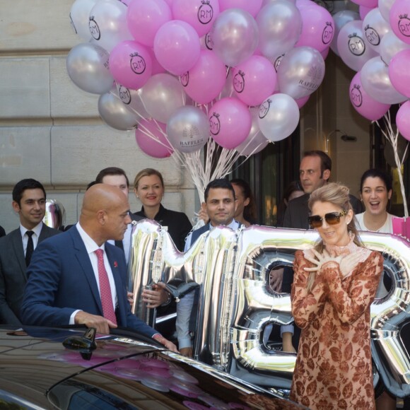L'hôtel Royal Monceau remercie Céline Dion pour son séjour avec un énorme bouquet de ballons à Paris le 9 juillet 2016.