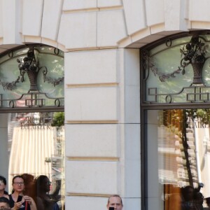 L'hôtel Royal Monceau remercie Céline Dion pour son séjour avec un énorme bouquet de ballons à Paris le 9 juillet 2016.