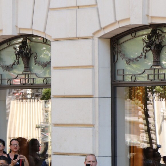 L'hôtel Royal Monceau remercie Céline Dion pour son séjour avec un énorme bouquet de ballons à Paris le 9 juillet 2016.