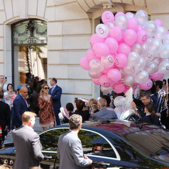 L'hôtel Royal Monceau remercie Céline Dion pour son séjour avec un énorme bouquet de ballons à Paris le 9 juillet 2016.