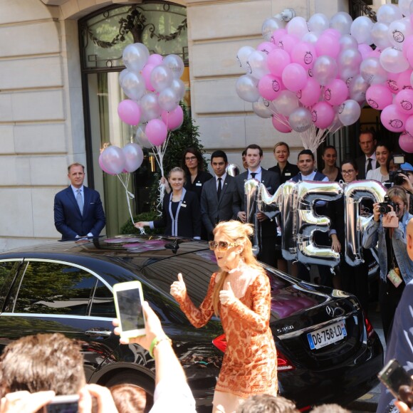 L'hôtel Royal Monceau remercie Céline Dion pour son séjour avec un énorme bouquet de ballons à Paris le 9 juillet 2016.