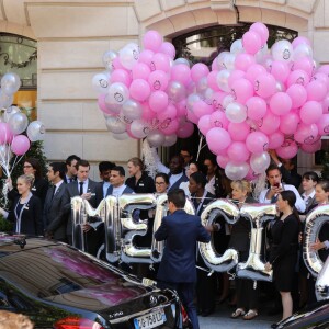 L'hôtel Royal Monceau remercie Céline Dion pour son séjour avec un énorme bouquet de ballons à Paris le 9 juillet 2016.
