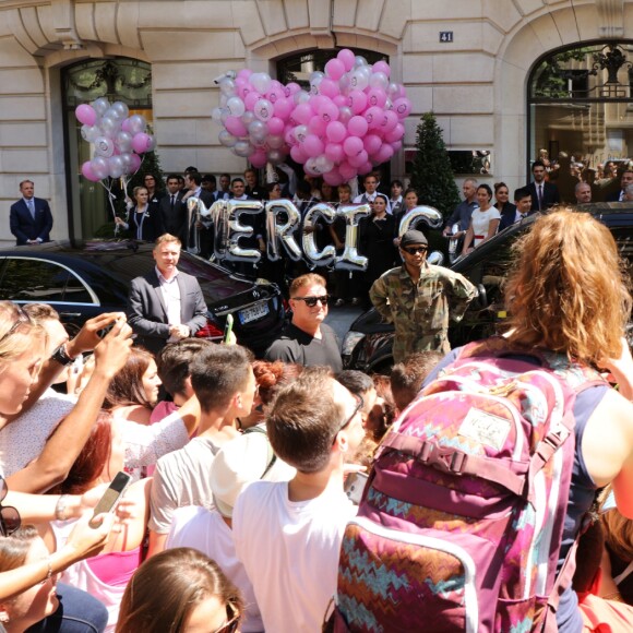 L'hôtel Royal Monceau remercie Céline Dion pour son séjour avec un énorme bouquet de ballons à Paris le 9 juillet 2016.
