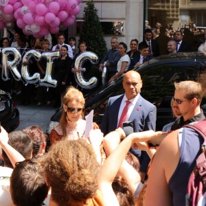 L'hôtel Royal Monceau remercie Céline Dion pour son séjour avec un énorme bouquet de ballons à Paris le 9 juillet 2016.