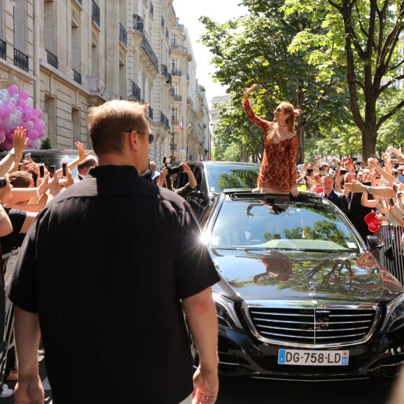 L'hôtel Royal Monceau remercie Céline Dion pour son séjour avec un énorme bouquet de ballons à Paris le 9 juillet 2016.