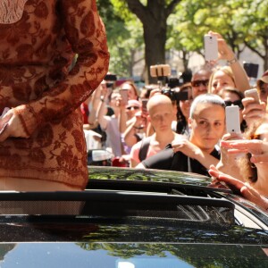L'hôtel Royal Monceau remercie Céline Dion pour son séjour avec un énorme bouquet de ballons à Paris le 9 juillet 2016.