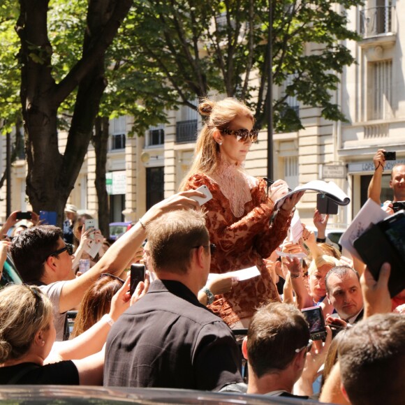 L'hôtel Royal Monceau remercie Céline Dion pour son séjour avec un énorme bouquet de ballons à Paris le 9 juillet 2016.