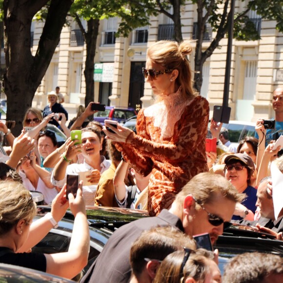 L'hôtel Royal Monceau remercie Céline Dion pour son séjour avec un énorme bouquet de ballons à Paris le 9 juillet 2016.