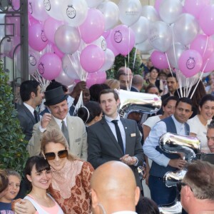 L'hôtel Royal Monceau remercie Céline Dion pour son séjour avec un énorme bouquet de ballons à Paris le 9 juillet 2016.