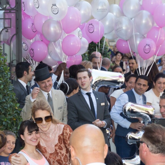 L'hôtel Royal Monceau remercie Céline Dion pour son séjour avec un énorme bouquet de ballons à Paris le 9 juillet 2016.