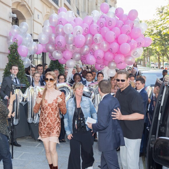 L'hôtel Royal Monceau remercie Céline Dion pour son séjour avec un énorme bouquet de ballons à Paris le 9 juillet 2016.