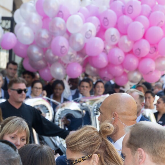 L'hôtel Royal Monceau remercie Céline Dion pour son séjour avec un énorme bouquet de ballons à Paris le 9 juillet 2016.