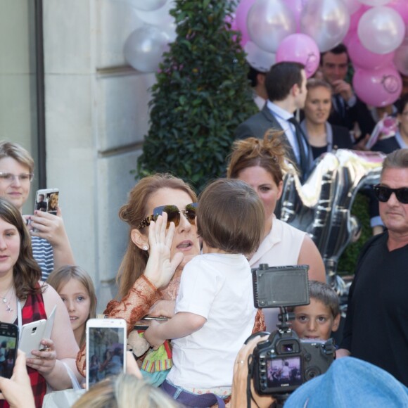 L'hôtel Royal Monceau remercie Céline Dion pour son séjour avec un énorme bouquet de ballons à Paris le 9 juillet 2016.