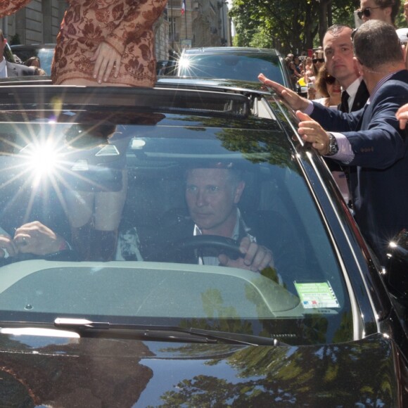 L'hôtel Royal Monceau remercie Céline Dion pour son séjour avec un énorme bouquet de ballons à Paris le 9 juillet 2016.