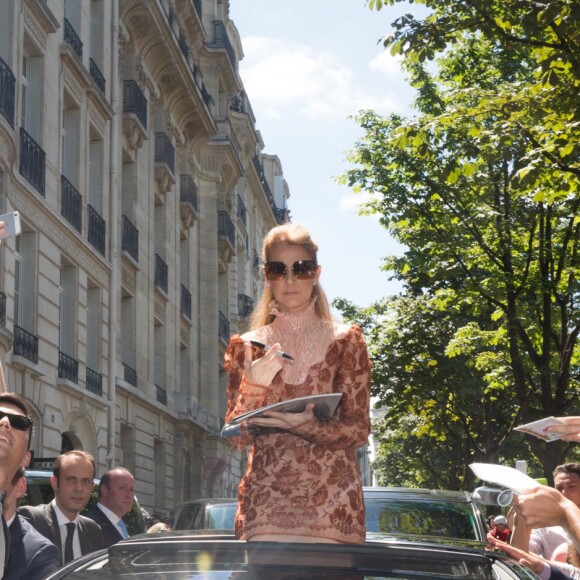 L'hôtel Royal Monceau remercie Céline Dion pour son séjour avec un énorme bouquet de ballons à Paris le 9 juillet 2016.