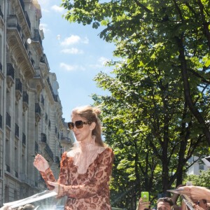 L'hôtel Royal Monceau remercie Céline Dion pour son séjour avec un énorme bouquet de ballons à Paris le 9 juillet 2016.