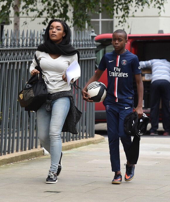 Exclusif - Alors que Guy Ritchie ramène ses courses du supermarché à son domicile, son fils adoptif David Banda quitte la maison de sa maman la chanteuse Madonna avec sa nounou à Londres le 21 juin 2016.