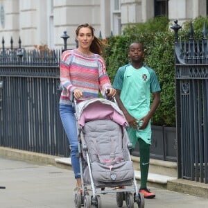 La femme de Guy Ritchie Jacqui Ainsley et son beau-fils David Banda Ciccone Ritchie se promènent dans la rue à Londres, le 22 juin 2016.