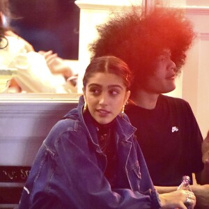 Exclusif - Lourdes Leon (la fille de Madonna) et son compagnon, hilares, mangent une pizza sur un banc à New York, le 10 juin 2016.