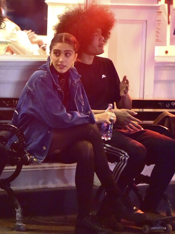 Exclusif - Lourdes Leon (la fille de Madonna) et son compagnon, hilares, mangent une pizza sur un banc à New York, le 10 juin 2016.