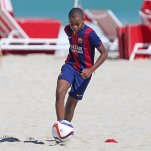 David Banda - Les enfants de Madonna Mercy James et David Banda jouent au football sur une plage de Miami. David porte le maillot de Lionel Messi du club de Barcelone, Miami le 24 janvier 2016. © CPA/BESTIMAGE