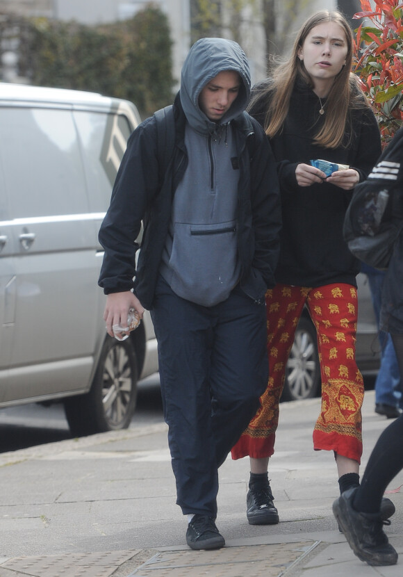 Exclusif - Rocco Ritchie, le fils de Madonna, se promène avec des amis à Londres, le 21 avril 2016.