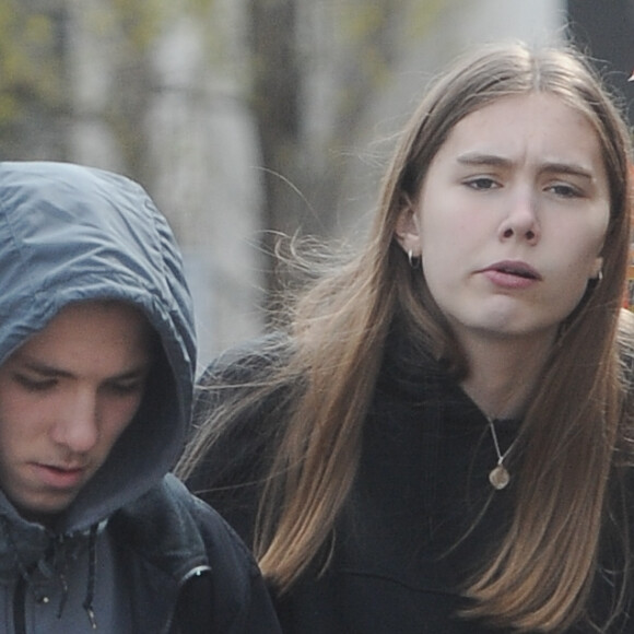 Exclusif - Rocco Ritchie, le fils de Madonna, se promène avec des amis à Londres, le 21 avril 2016.