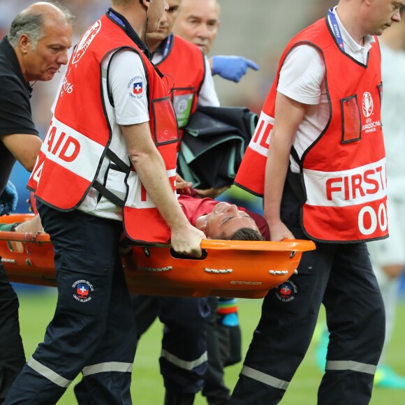 Sortie de Cristiano Ronaldo sur une civière après une blessure lors du match de la finale de l'Euro 2016 Portugal-France au Stade de France à Saint-Denis, France, le 10 juin 2016. © Cyril Moreau/Bestimage