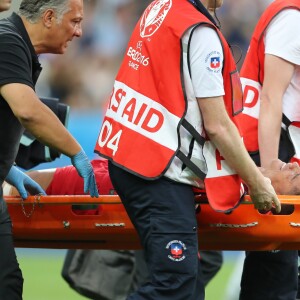 Sortie de Cristiano Ronaldo sur une civière après une blessure lors du match de la finale de l'Euro 2016 Portugal-France au Stade de France à Saint-Denis, France, le 10 juin 2016. © Cyril Moreau/Bestimage
