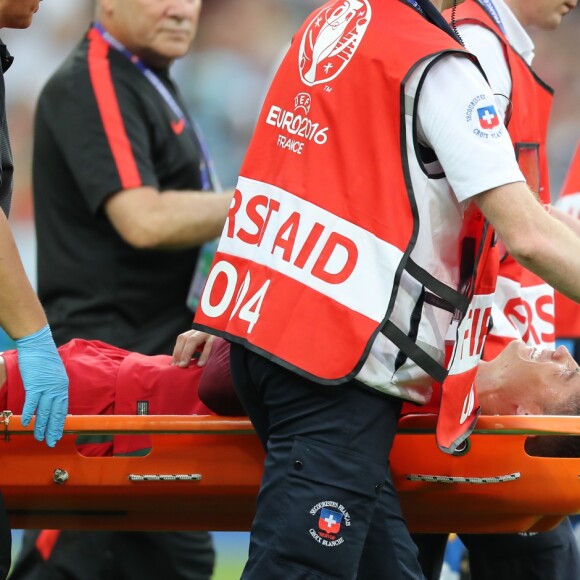 Sortie de Cristiano Ronaldo sur une civière après une blessure lors du match de la finale de l'Euro 2016 Portugal-France au Stade de France à Saint-Denis, France, le 10 juin 2016. © Cyril Moreau/Bestimage