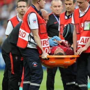 Sortie de Cristiano Ronaldo sur une civière après une blessure lors du match de la finale de l'Euro 2016 Portugal-France au Stade de France à Saint-Denis, France, le 10 juin 2016. © Cyril Moreau/Bestimage