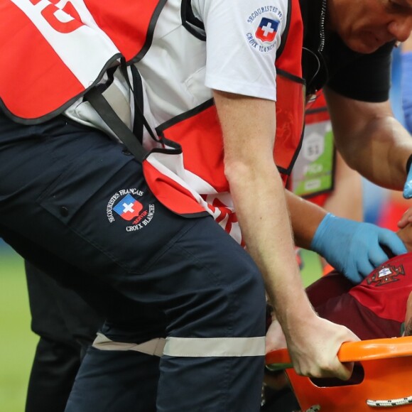 Sortie de Cristiano Ronaldo sur une civière après une blessure lors du match de la finale de l'Euro 2016 Portugal-France au Stade de France à Saint-Denis, France, le 10 juin 2016. © Cyril Moreau/Bestimage