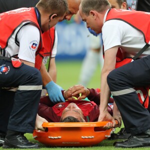 Sortie de Cristiano Ronaldo sur une civière après une blessure lors du match de la finale de l'Euro 2016 Portugal-France au Stade de France à Saint-Denis, France, le 10 juin 2016. © Cyril Moreau/Bestimage
