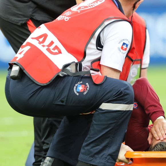 Sortie de Cristiano Ronaldo sur une civière après une blessure lors du match de la finale de l'Euro 2016 Portugal-France au Stade de France à Saint-Denis, France, le 10 juin 2016. © Cyril Moreau/Bestimage