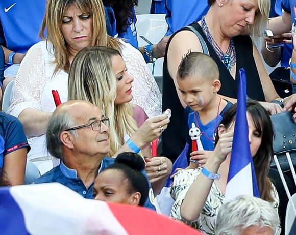Ludivine Payet (la femme de Dimitri Payet), son fils Milan lors du match de la finale de l'Euro 2016 Portugal-France au Stade de France à Saint-Denis, France, le 10 juin 2016. © Cyril Moreau/Bestimage