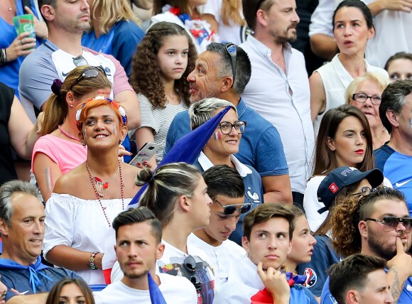 Alain et Isabelle (Parents d'Antoine Griezmann) et Erika Choperena (Compagne de Antoine Griezmann) lors du match de la finale de l'Euro 2016 Portugal-France au Stade de France à Saint-Denis, France, le 10 juin 2016. © Cyril Moreau/Bestimage