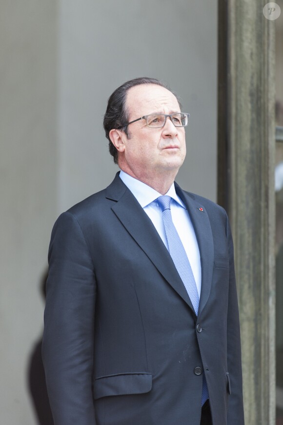 Le président de la République François Hollande attend l'arrivée du président du Conseil Européen Donald Tusk pour une réunion au palais de l'Elysée à Paris, le 27 juin 2016. © Pierre Pérusseau/Bestimage
