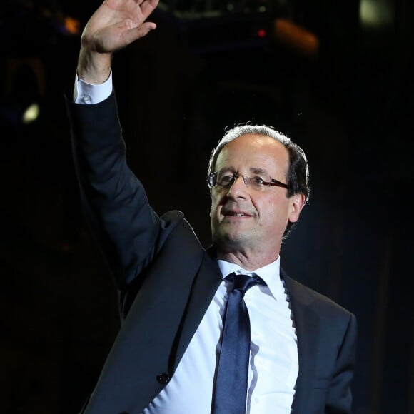 FRANCOIS HOLLANDE- LE NOUVEAU PRESIDENT FRANCOIS HOLLANDE ARRIVE PLACE DE LA BASTILLE A PARIS LE 6 MAI 2012.