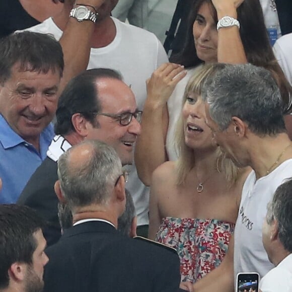 François Hollande avec Nagui, sa femme Mélanie Page et Claude Deschamps à la demi-finale de l'Euro 2016 Allemagne-France au stade Vélodrome à Marseille, France, le 7 juillet 2016. © Cyril Moreau/Bestimage