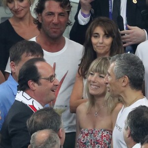 François Hollande avec Nagui, sa femme Mélanie Page et Claude Deschamps à la demi-finale de l'Euro 2016 Allemagne-France au stade Vélodrome à Marseille, France, le 7 juillet 2016. © Cyril Moreau/Bestimage