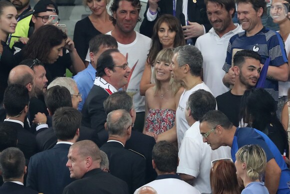 François Hollande avec Nagui, sa femme Mélanie Page et Claude Deschamps à la demi-finale de l'Euro 2016 Allemagne-France au stade Vélodrome à Marseille, France, le 7 juillet 2016. © Cyril Moreau/Bestimage