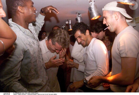 Didier Deschamps et Nagui faisant la fête au VIP Saint-Tropez de Jean-Roch le 16 juillet 1998 avec Marcel Desailly et Alain Boghossian après la victoire des Bleus lors de la Coupe du monde de football.