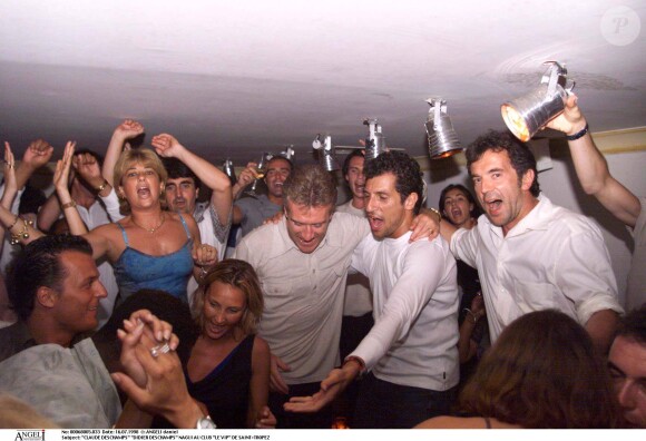 Didier Deschamps et Nagui faisant la fête au VIP Saint-Tropez de Jean-Roch le 16 juillet 1998 avec Marcel Desailly et Alain Boghossian après la victoire des Bleus lors de la Coupe du monde de football.