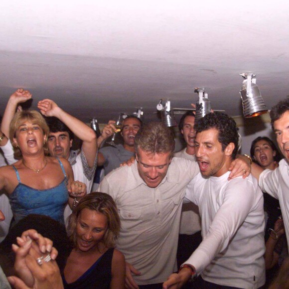 Didier Deschamps et Nagui faisant la fête au VIP Saint-Tropez de Jean-Roch le 16 juillet 1998 avec Marcel Desailly et Alain Boghossian après la victoire des Bleus lors de la Coupe du monde de football.